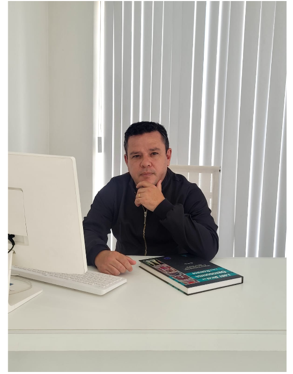 Dr. Thales Rogério dos Santos no Consultório